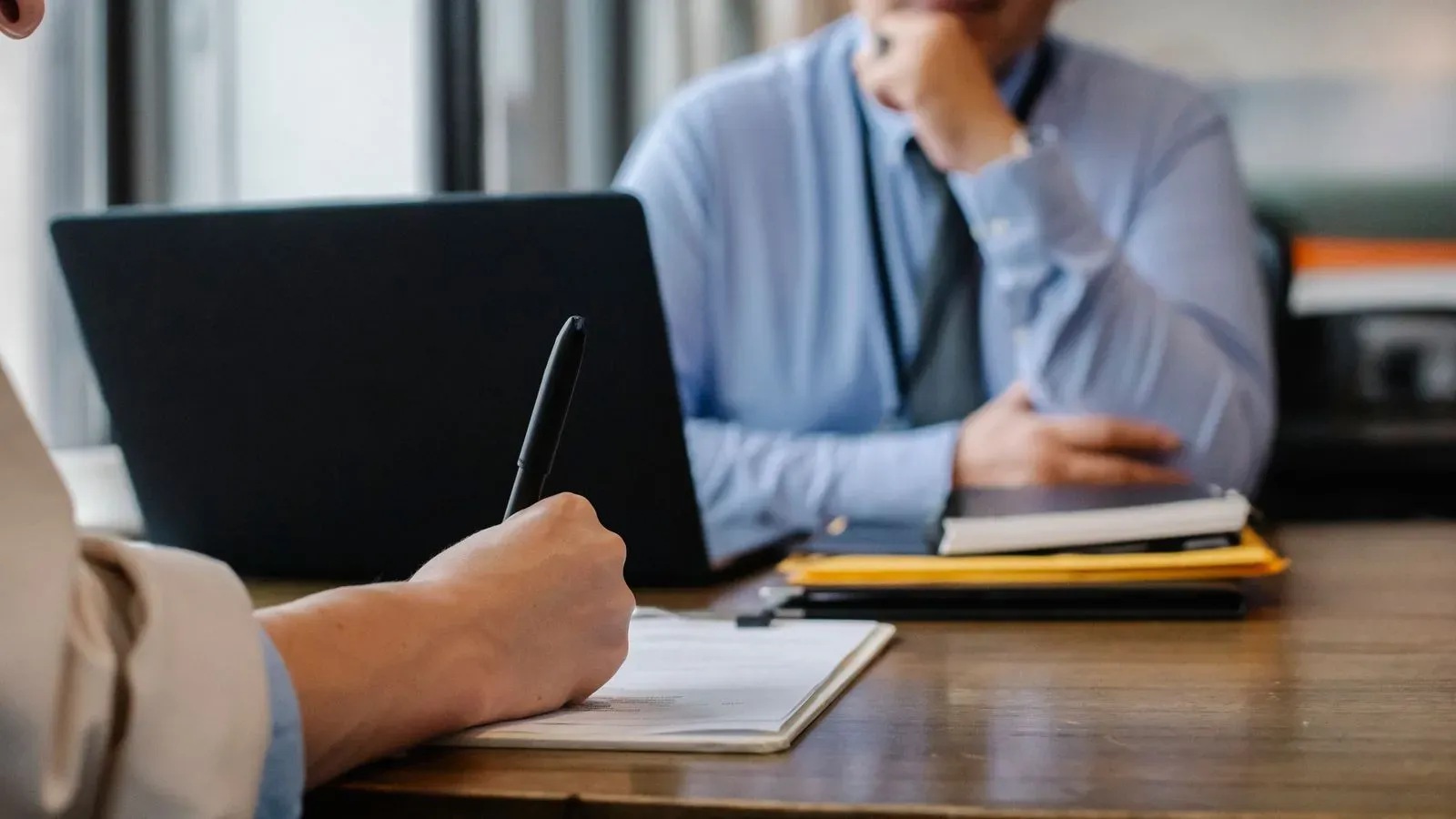 Anonimización en despachos de abogados: guía para cumplir el RGPD sin comprometer el secreto profesional